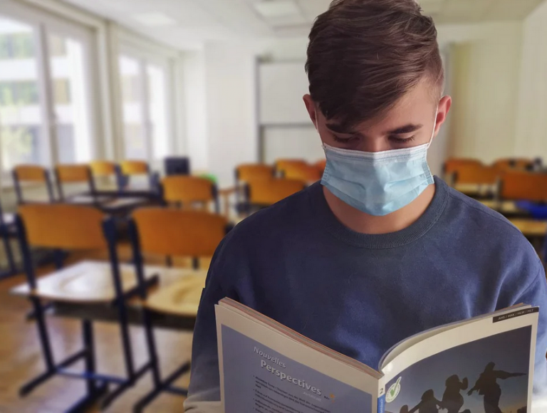 Вслед за учителями: школьники, в том числе 1-4-х классов, будут учиться в масках