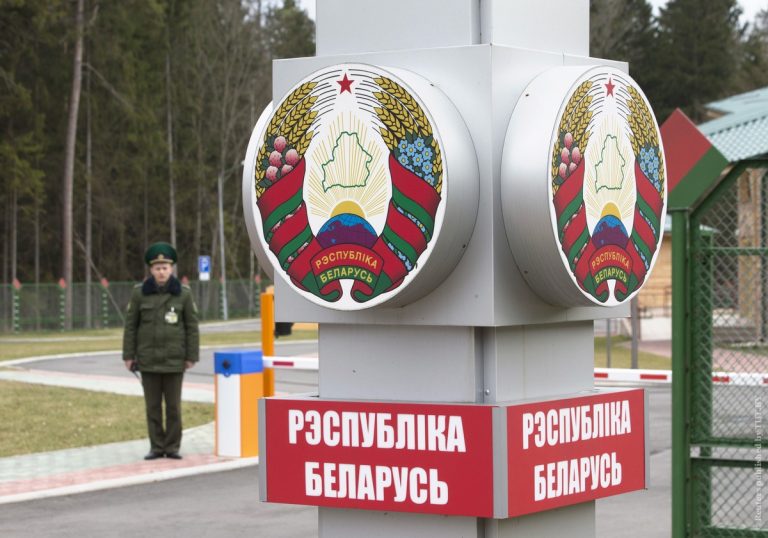 Беларусь борется с COVID-19: жителям запрещено выезжать за рубеж
