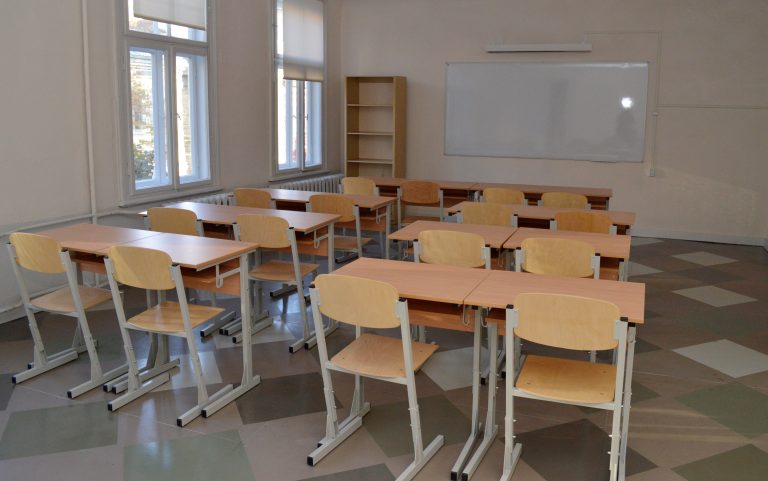 Рижским учителям заплатят по 75 евро за работу в условиях COVID