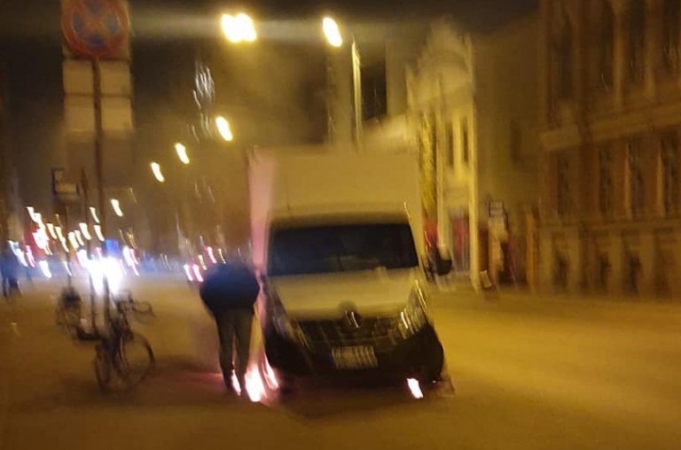 ФОТО: в центре Риги пытались поджечь машину с помощью горючего