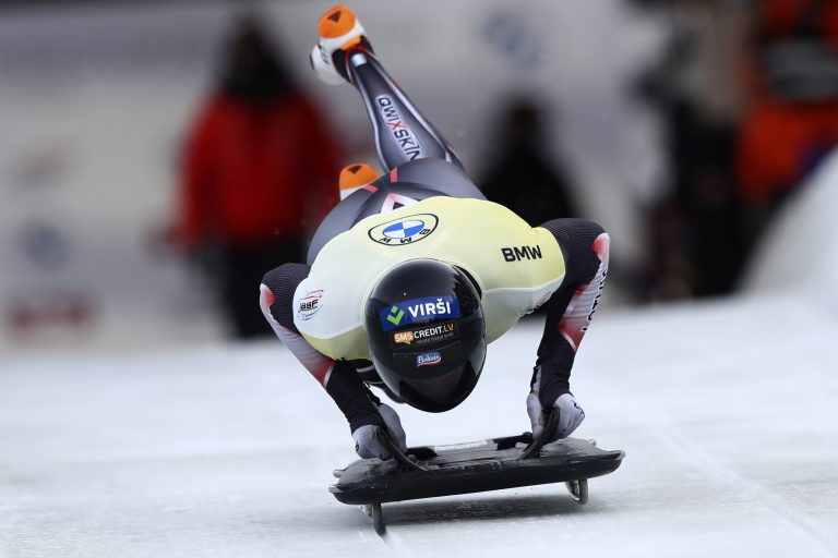 Мартин Дукурс разделил первое место на этапе Кубка мире и с отрывом лидирует в общем зачете