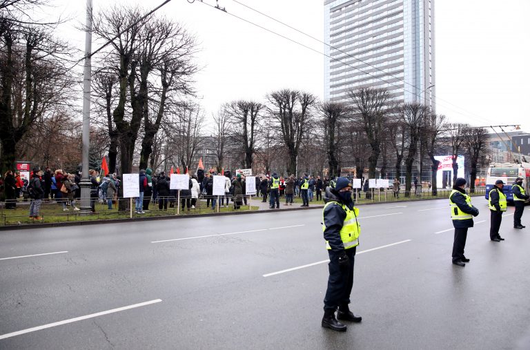 Полиция проследит за ходом протестных акций 12 декабря. В Риге введут транспортные ограничения