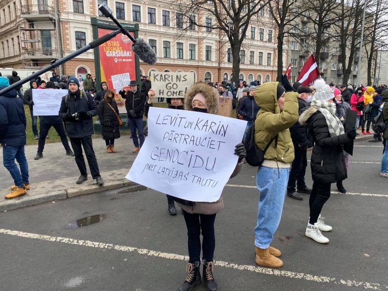 На пикете на набережной произошли задержания. Один человек напал на полицейского