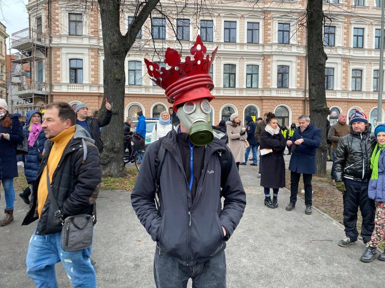 ФОТО и ВИДЕО: как проходит день протестов в Риге