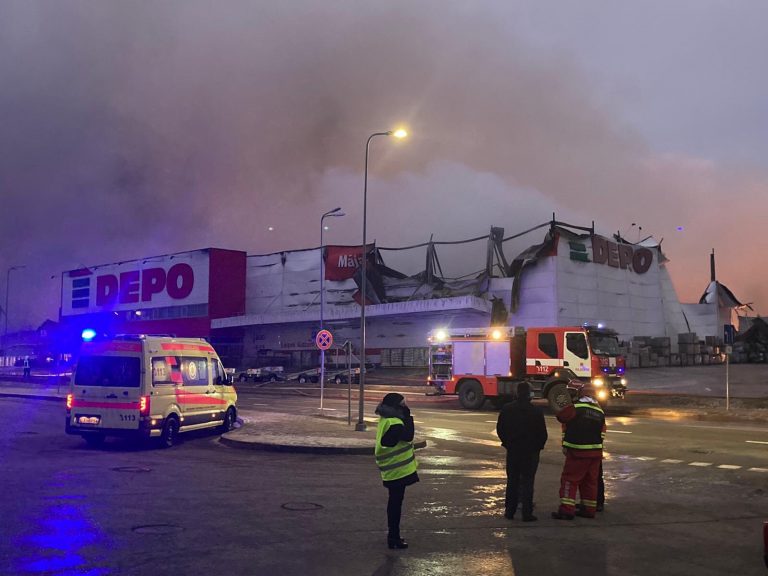 ФОТО и ВИДЕО: огонь уничтожил магазин стройматериалов в Резекне