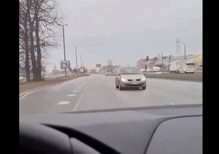 ВИДЕО: водитель ехал на улице Краста по встречной полосе