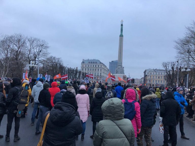 ФОТО и ВИДЕО: у памятника Свободы собралось более сотни протестующих