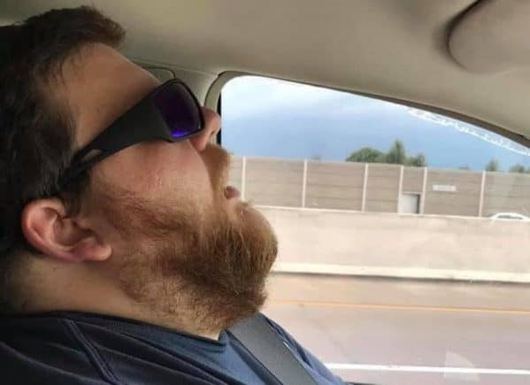 Девушка сфотографировала своего спящего мужа и попросили фотошоперов немного «поработать» над кадром (19 фото)