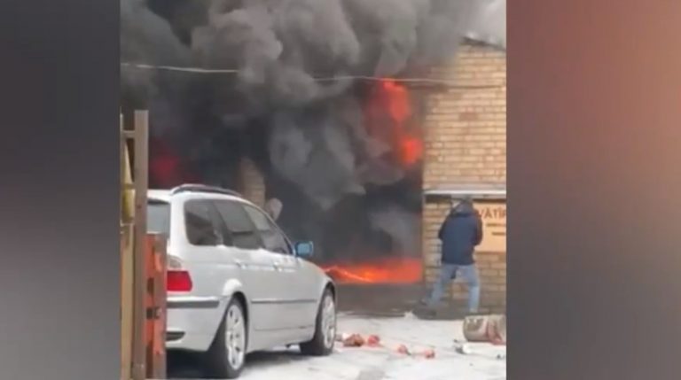 «Прогремел взрыв, выбежали мужчины в огне!»: подробности пожара в ангаре в Риге