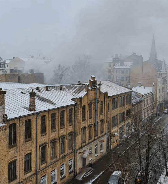В результате пожара в ангаре в Риге есть погибший и пострадавшие