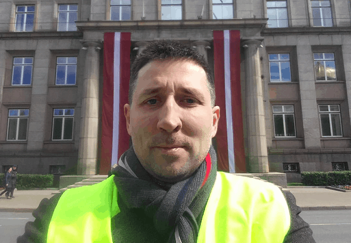 СМИ: один из главных COVID-диссидентов Латвии сам торгует масками