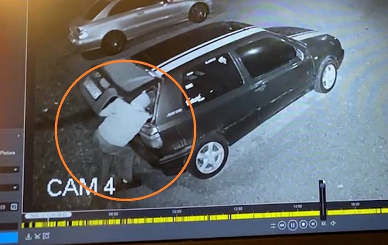 ВИДЕО: в Риге вор украл из машины рождественские подарки