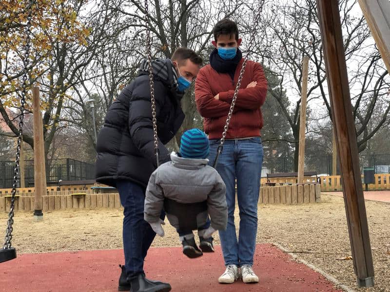 Мать — женщина, отец — мужчина: Венгрия запретила усыновление однополым парам