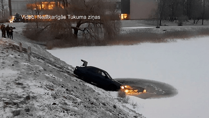 ВИДЕО: под Тукумсом машина въехала в пруд, водитель выбралась из ледяной воды