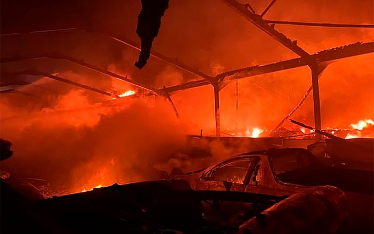 ФОТО: в Англии сгорел ангар с 70 дорогими спорткарами