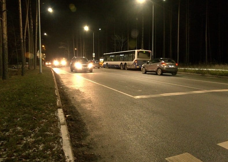 ВИДЕО: в Межциемсе женщина с 4,5 промилле протаранила автобус Rīgas satiksme