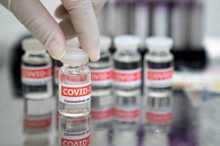 Профессор: вакцина от COVID может легче переноситься пожилыми, а не молодыми людьми