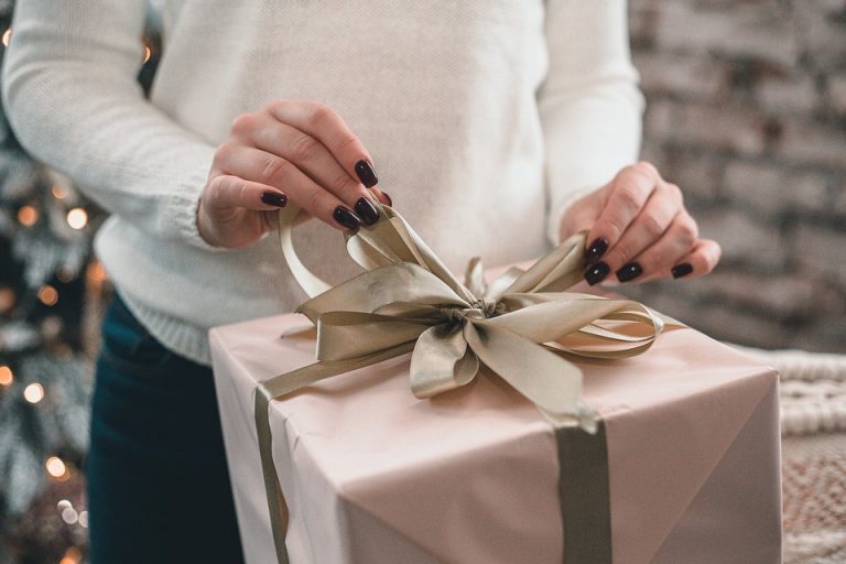 Избежать ажиотажа: в пятницу торговые центры продлили время работы