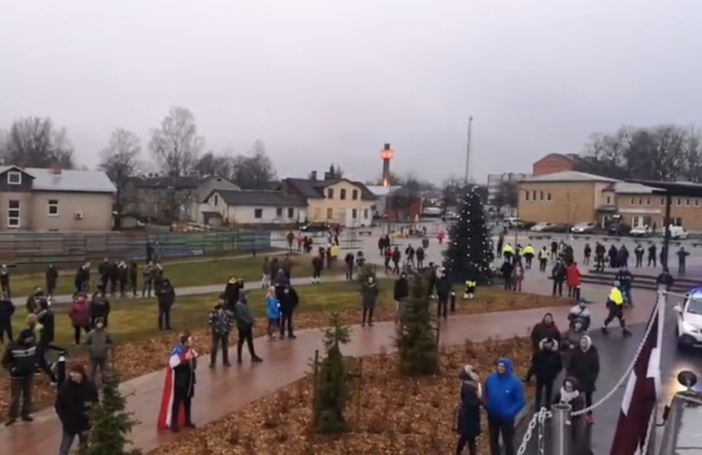 ВИДЕО: несмотря на запрет, в Валке собрались недовольные COVID-ограничениями