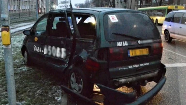 Пассажирку выбросило из машины: подробности аварии в Даугавпилсе