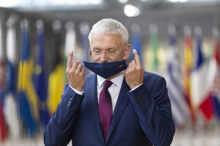 Кариньш пообещал, что вакцины от COVID будут предоставляться бесплатно