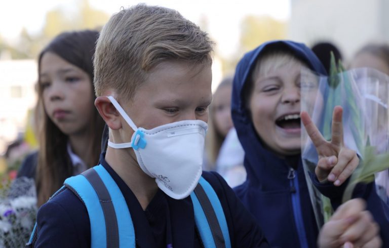 Более 15 тысяч подписей за день! Петиция за отмену масок у детей побила все рекорды
