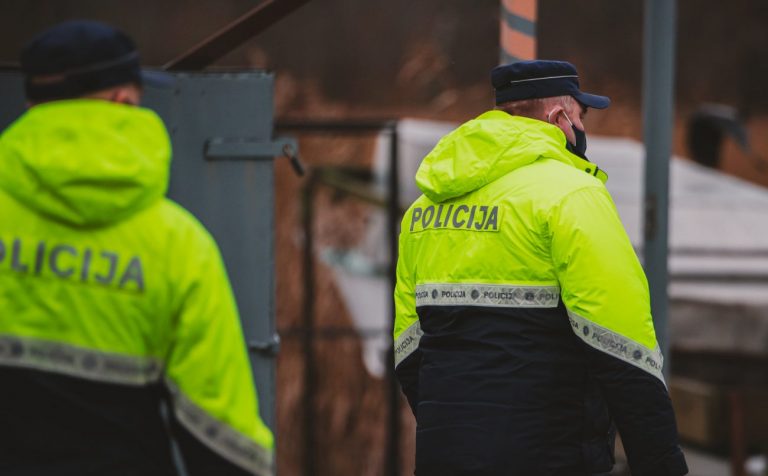 Полиция задержала троих протестующих у памятника Свободы