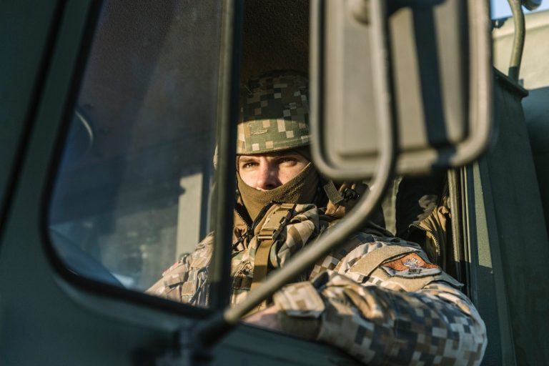 «Комендантский час необходим»: юрист предложил ввести в Латвии военные патрули