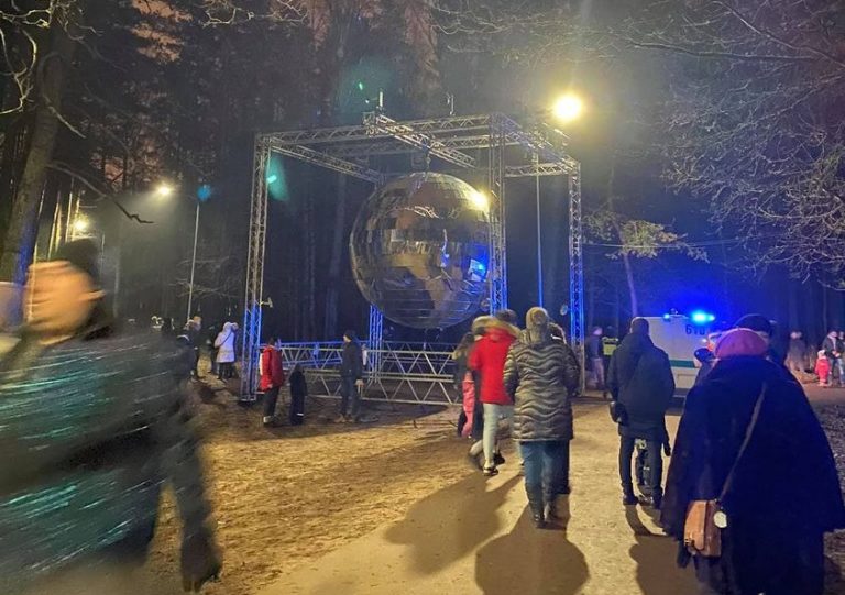 ФОТО: в Иманте из-за большого скопления людей отключили праздничное освещение