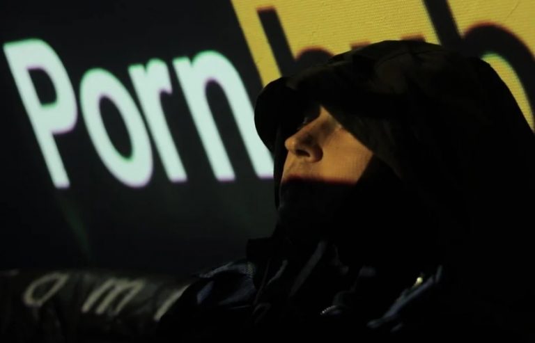 Бывшие модераторы Pornhub пожаловались на адские условия работы
