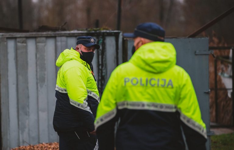В Курземе прервали две незаконных вечеринки, полицейского попытались задушить