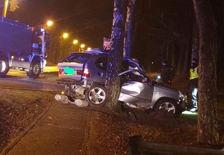 ФОТО: в Саулкрасты BMW врезался в дерево, пассажир погиб