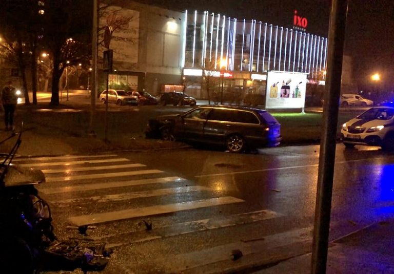 ВИДЕО: в Пардаугаве спешивший доставщик еды попал в аварию