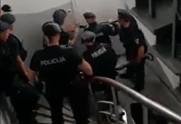 ВИДЕО: полицейские остановили незаконную вечеринку нескольких десятков людей