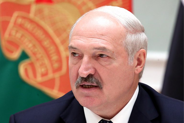 В Беларуси оштрафовали женщину, которая сняла со стены портрет Лукашенко