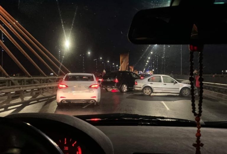 ФОТО и ВИДЕО: на Южном мосту в Риге столкнулись сразу 18 машин