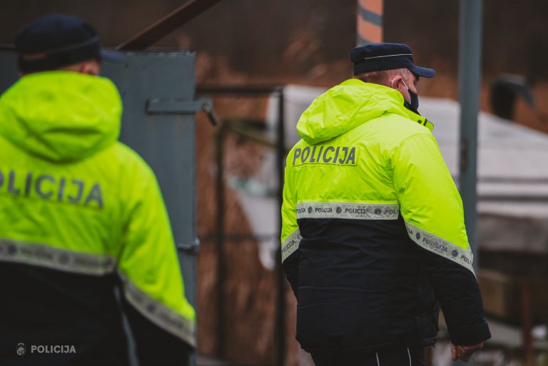 В Риге мужчина с COVID пытался вломиться в квартиру подруги. Он оштрафован на 750 евро