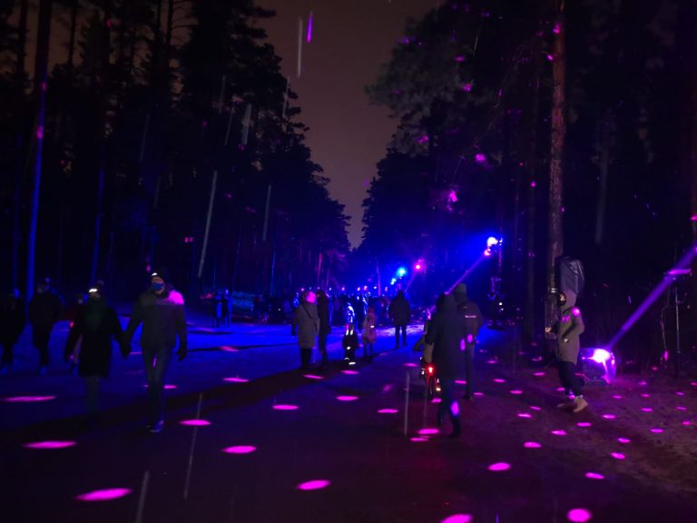 Подсветка в Иманте и Бикерниекском лесу: движение людей регулирует полиция