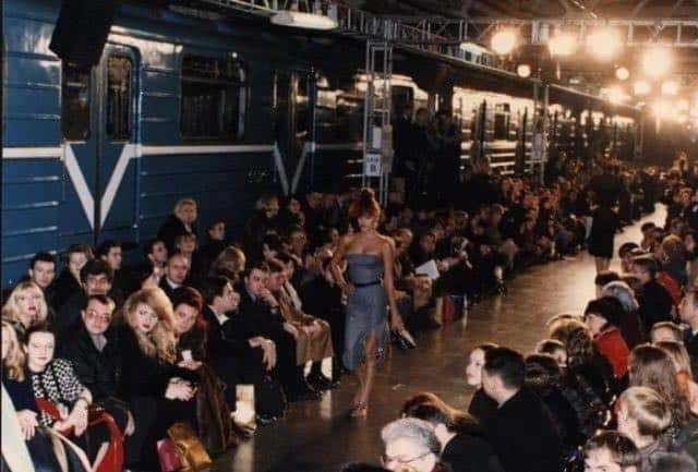 Психоделические стюардессы, показ в московском метро и невероятная супермодель Хелена Кристенсен в подборке редких исторических фотографий
