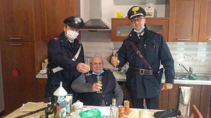 Итальянские полицейские приехали к 94-летнему мужчине, чтобы скрасить его одиночество