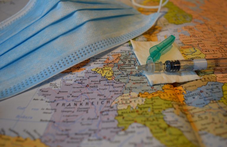 В ЕС официально началась кампания по вакцинации от COVID-19