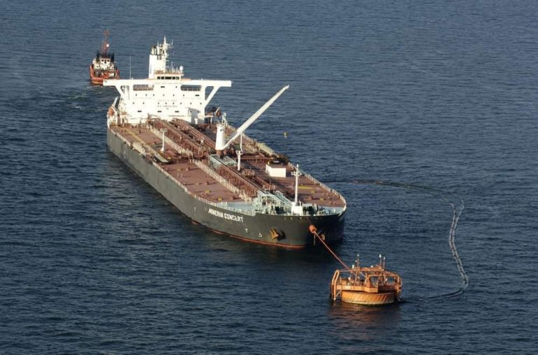 В Литве произошла утечка, нефтяное пятно движется в сторону Латвии