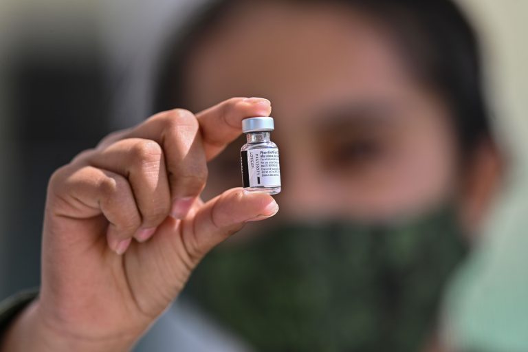 В Латвии начинается добровольная вакцинация медиков от COVID