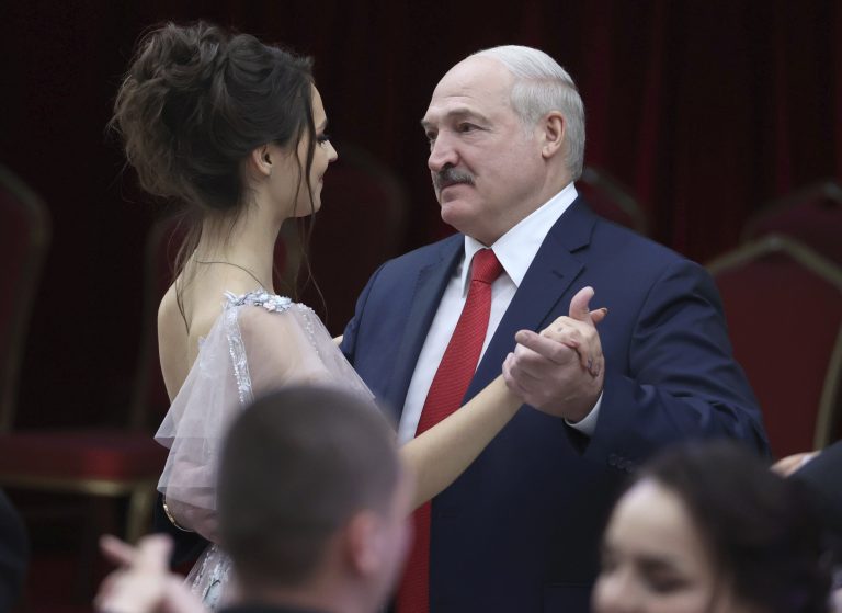 Лукашенко: буду стоять в этой стране, пока последний омоновец не скажет «уходи»