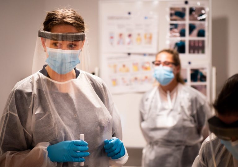 В Латвии за сутки выявлено 794 случая COVID, умерли 11 человек