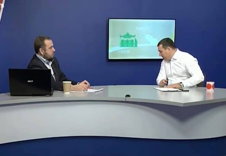 ВИДЕО: российский мэр во время эфира на телевидении плюнул на пол