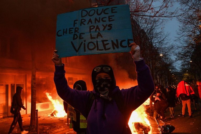 Париж: демонстрация против жестокости полиции вылилась в беспорядки