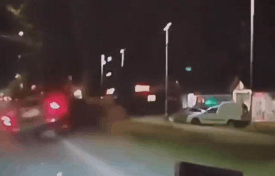 ВИДЕО: на Бривибас водитель ехал зигзагами и врезался в дерево