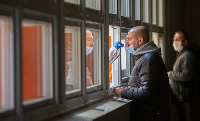 В Латвии за сутки выявлено 526 случаев COVID, умерли 9 человек