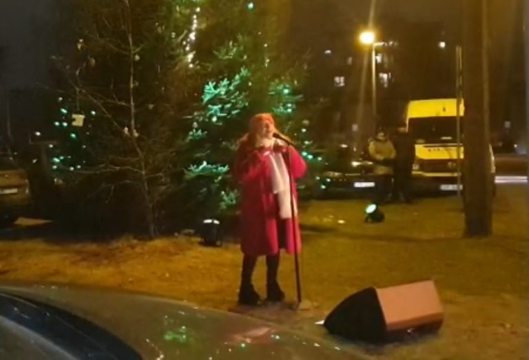 Певица Ольга Раецка устроила концерт прямо во дворе Пурвциемса – туда приехала полиция